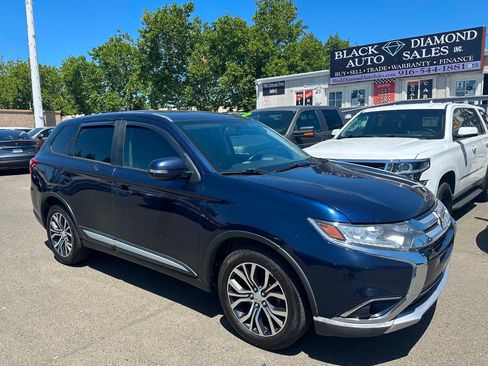Used 2017 Mitsubishi Outlander SE AWD/4WD image 3