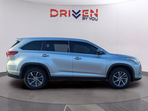 Used 2019 Toyota Highlander XLE image 5