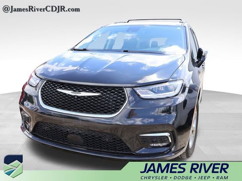 Used 2022 Chrysler Pacifica Limited FWD image 3