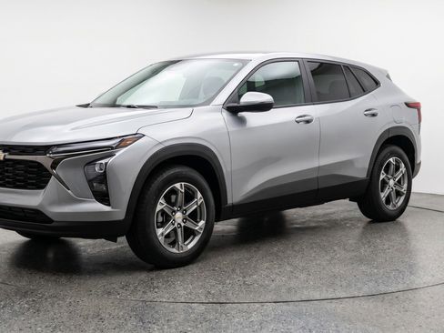 Used 2025 Chevrolet Blazer LT FWD image 3