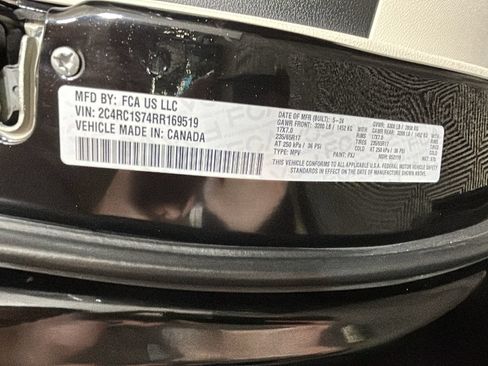 Used 2024 Chrysler Pacifica Limited FWD image 11