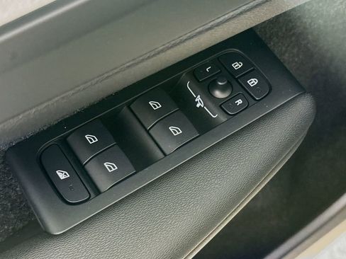 New 2026 Volvo XC40 B5 Core AWD/4WD image 17