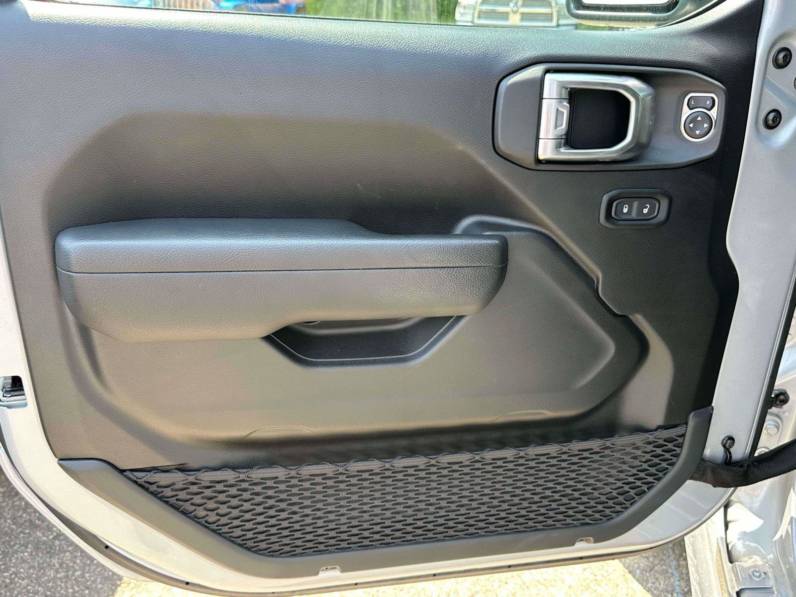 Used 2024 Jeep Wrangler Unlimited AWD/4WD image 17