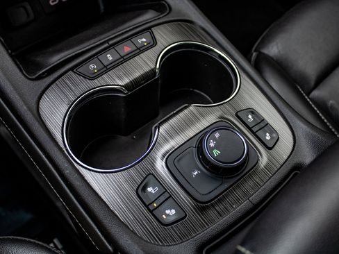 Used 2023 GMC Acadia SLT image 36