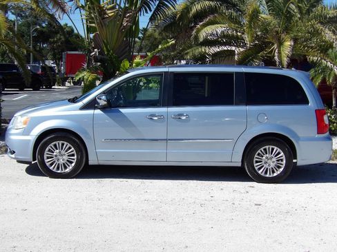 Used 2012 Chrysler Town & Country Limited w/ Luxury Group image 5