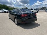 Used 2017 Volkswagen Jetta SE image 3