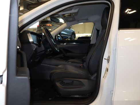 Used 2025 Volkswagen Tiguan SE image 12