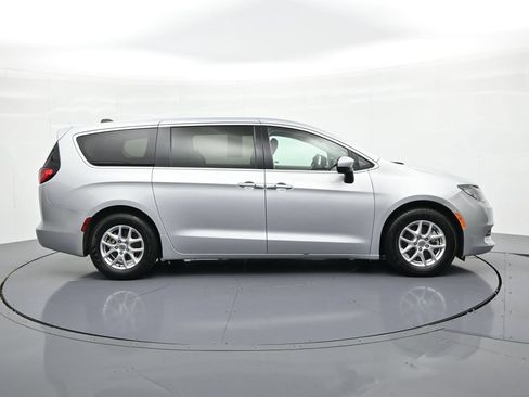 Used 2023 Chrysler Voyager LX FWD image 5