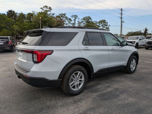 New 2026 Ford Explorer Active RWD image 4