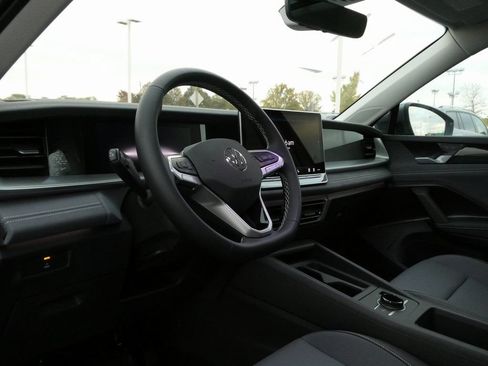 Used 2026 Volkswagen Tiguan SE AWD/4WD image 25