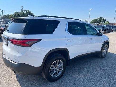Used 2023 Chevrolet Traverse LT FWD image 3