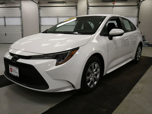 Used 2022 Toyota Corolla LE image 3