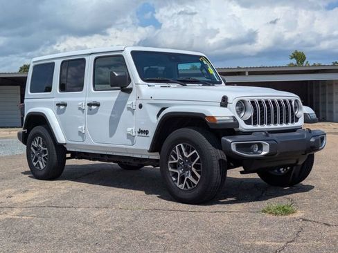 Used 2025 Jeep Wrangler Unlimited Sahara AWD/4WD image 2