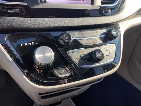 Used 2022 Chrysler Voyager LX image 13