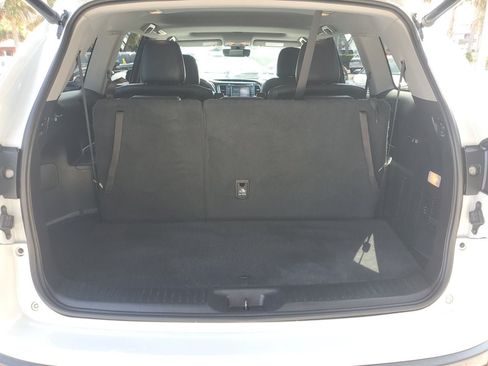 Used 2019 Toyota Highlander SE FWD image 8
