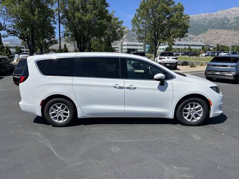 Used 2023 Chrysler Voyager LX FWD image 6