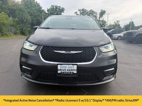 Used 2023 Chrysler Pacifica Touring-L FWD image 2