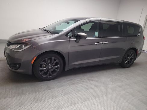 Used 2020 Chrysler Pacifica Touring w/ S Appearance Package FWD image 2