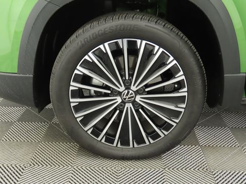 Certified 2025 Volkswagen Taos SE w/ Panoramic Sunroof Package image 28