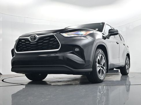 Used 2023 Toyota Highlander XLE AWD/4WD image 40