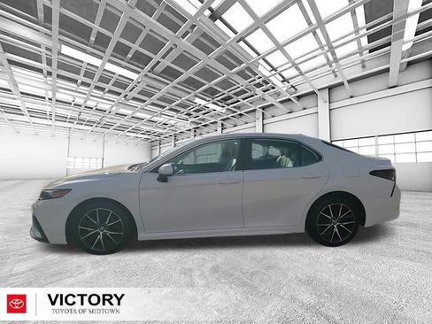 Used 2024 Toyota Camry SE image 5