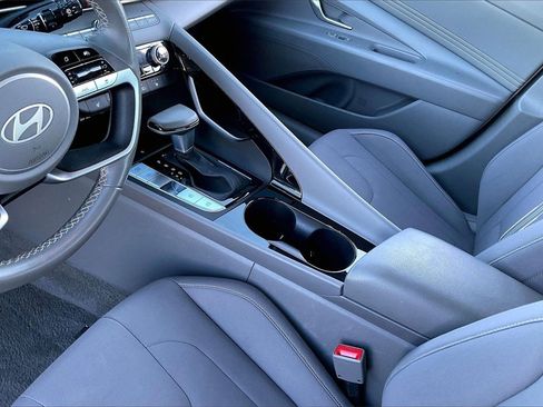 Used 2025 Hyundai Elantra SEL image 13