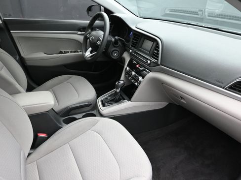 Used 2020 Hyundai Elantra SE image 25