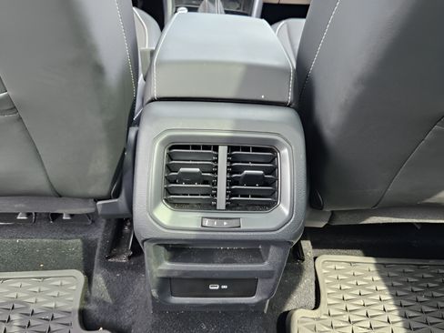 Used 2023 Volkswagen Taos SE w/ Panoramic Sunroof Package FWD image 10