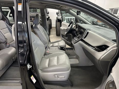 Used 2019 Toyota Sienna XLE FWD image 14