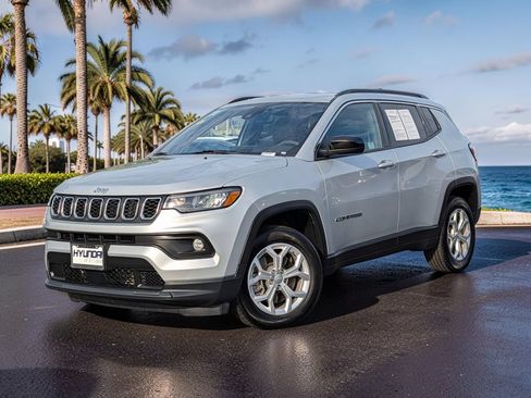Used 2024 Jeep Compass Latitude AWD/4WD image 2
