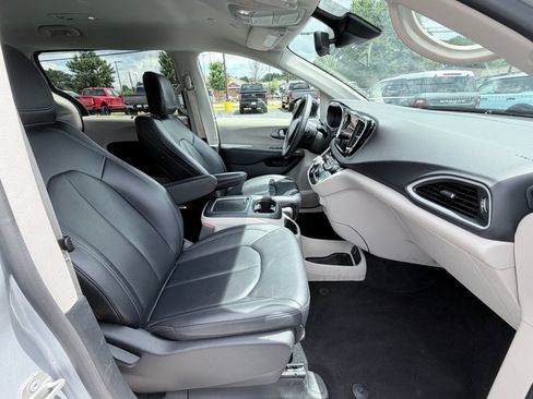 Used 2024 Chrysler Pacifica Touring-L FWD image 23