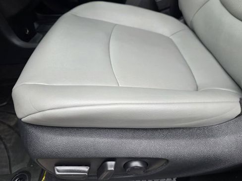Used 2025 Toyota Sienna XLE FWD image 19
