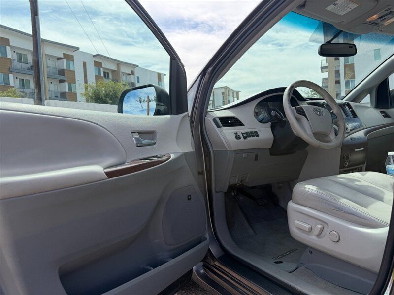 Used 2014 Toyota Sienna XLE w/ XLE Premium Package FWD image 14