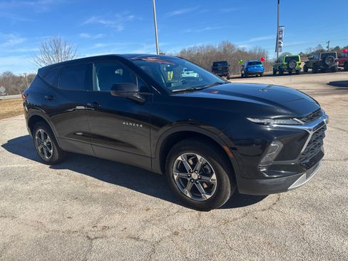 Used 2025 Chevrolet Blazer LT image 3