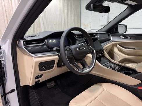 Used 2025 Jeep Grand Cherokee Limited w/ Luxury Tech Group II AWD/4WD image 10