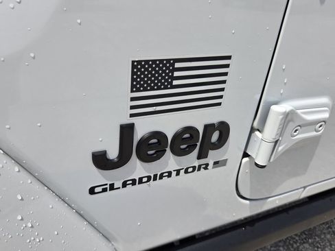 Used 2023 Jeep Gladiator Sport AWD/4WD image 11