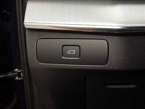 Certified 2025 Volvo XC90 B5 Core image 23