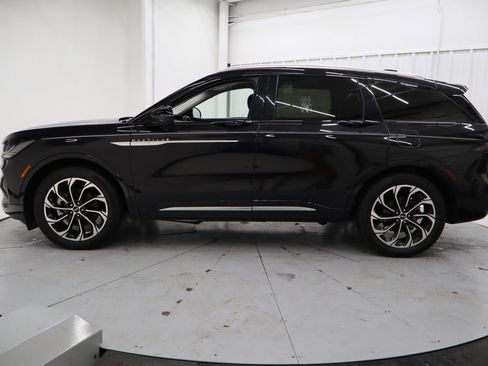 Used 2024 Lincoln Nautilus Reserve w/ Equipment Group 202A image 9