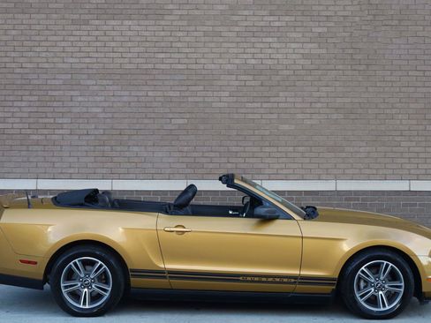 Used 2010 Ford Mustang Convertible RWD image 2