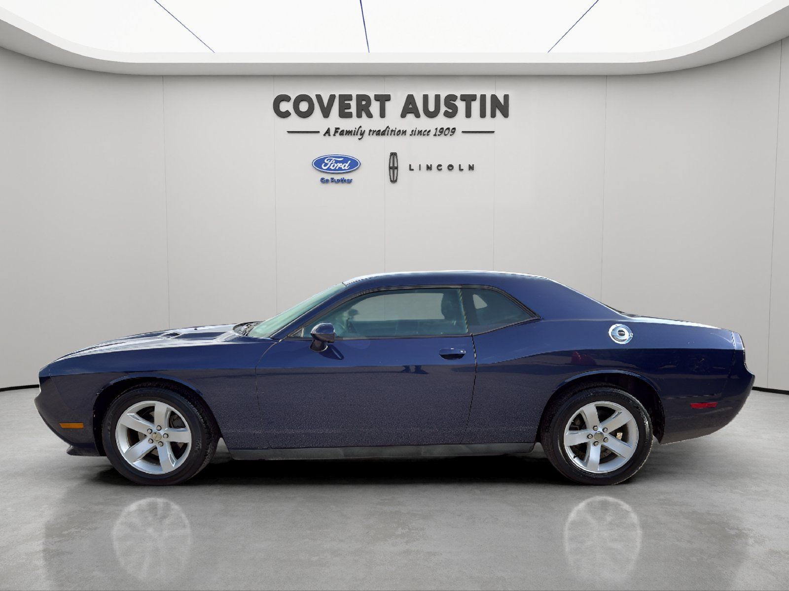Used 2014 Dodge Challenger SXT RWD image 2