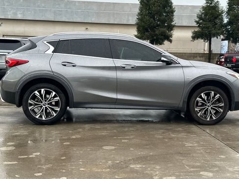 Used 2017 INFINITI QX30 Premium w/ Navigation Package image 9