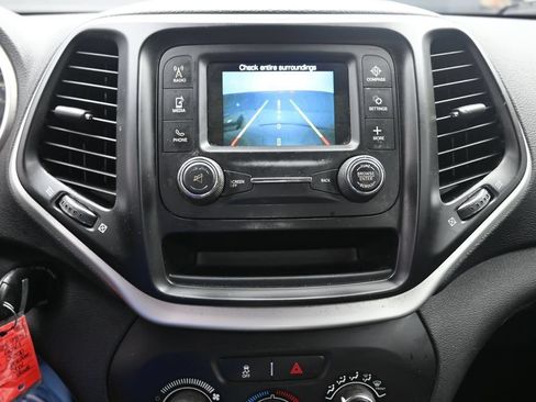 Used 2014 Jeep Cherokee Sport FWD image 12