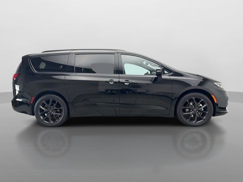 Used 2025 Chrysler Pacifica Limited FWD image 6