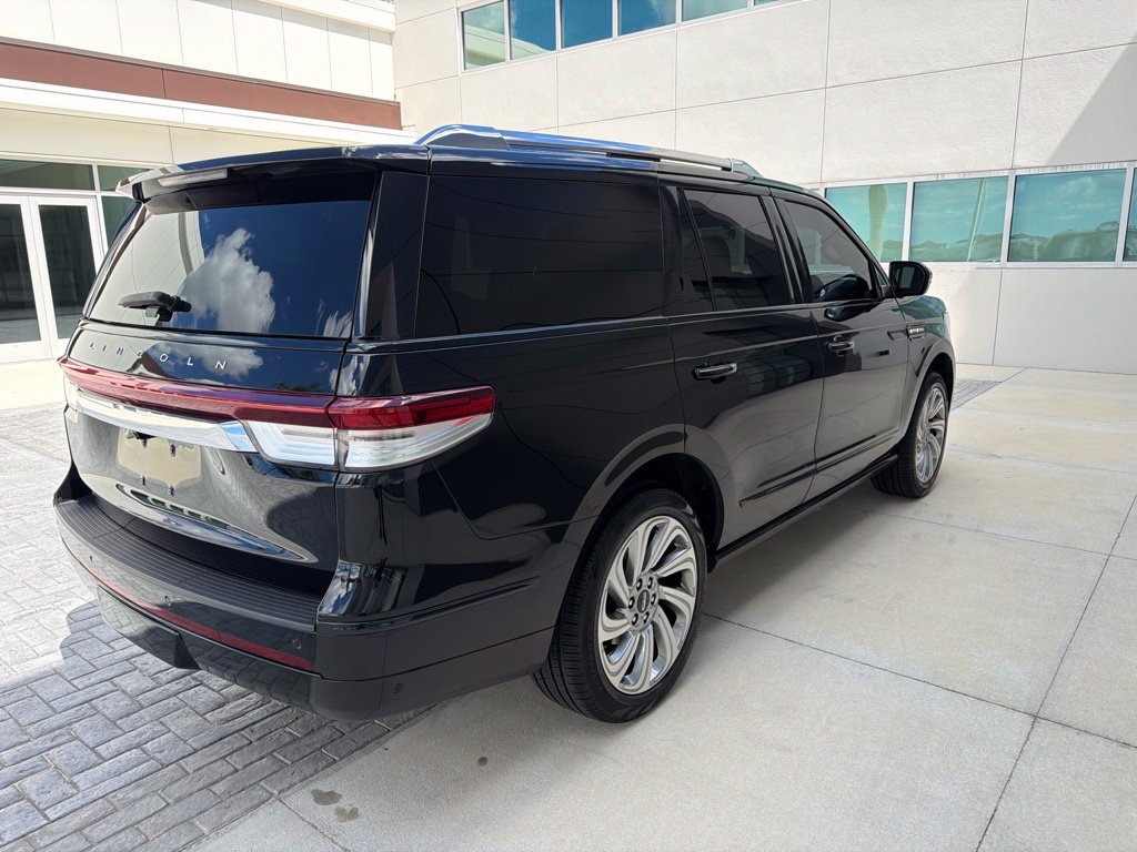 Used 2024 Lincoln Navigator Reserve AWD/4WD image 4