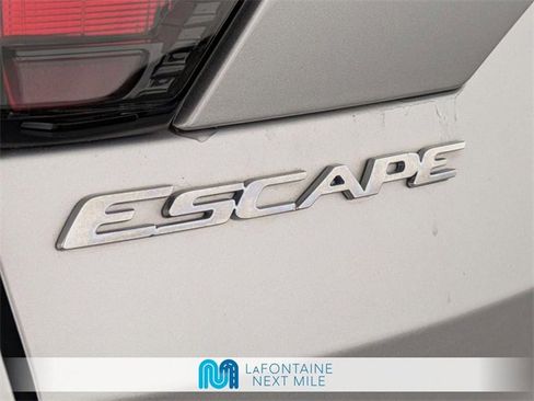 Used 2018 Ford Escape SE w/ SE Sport Appearance Package image 10