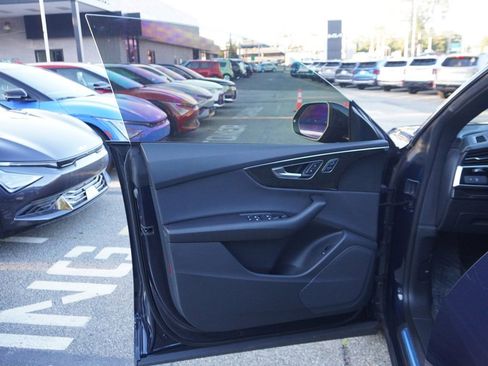 Used 2024 Audi Q8 Premium image 23