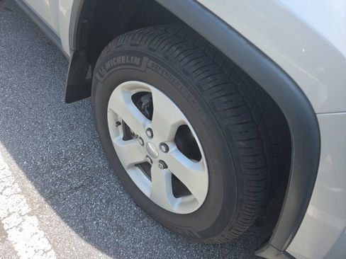 Used 2012 Jeep Grand Cherokee Laredo AWD/4WD image 3