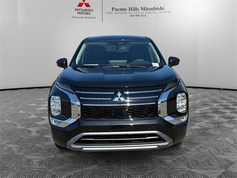 New 2025 Mitsubishi Outlander SE image 2