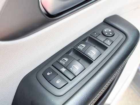 Used 2022 Chrysler Pacifica Touring-L w/ Uconnect Theater Family Group FWD image 8