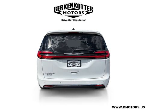 Used 2024 Chrysler Pacifica Touring-L FWD image 4